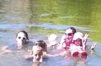 Il fantasma di una bambina annegata appare in una foto